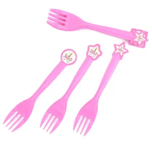 Vue détaillée de fourchettes de fête roses en plastique avec licornes