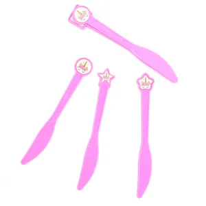 Détail de couteaux en plastique roses avec des décorations de licorne pour fêtes d'enfants
