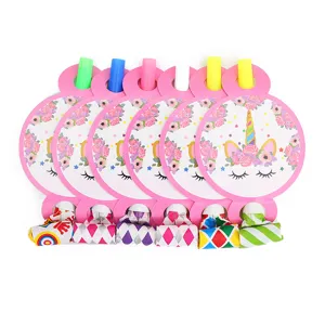 Lot de six sifflets de fête licorne colorés avec motifs floraux sur fond blanc