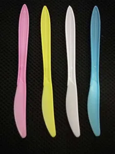 Vue détaillée d'un ensemble de couteaux de fête en plastique rose jaune blanc bleu