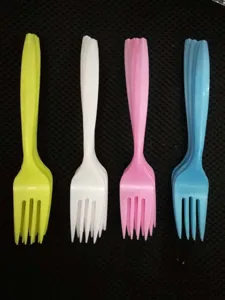 Vue détaillée de quatre fourchettes en plastique colorées : vert, blanc, rose et bleu
