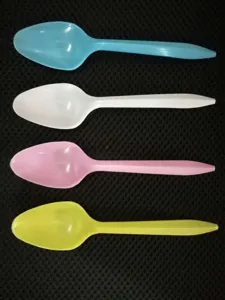 Vue détaillée de cuillères de fête jetables en plastique bleu, blanc, rose et jaune