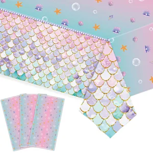 Vue détaillée du motif d'écailles de sirène coloré sur une nappe jetable.