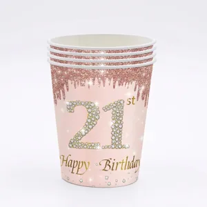 Détail de gobelets en papier rose gold pour 21e anniversaire avec paillettes