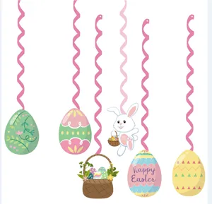 Décorations de Pâques suspendues avec des œufs colorés et des motifs de lapin