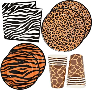 Vue détaillée de l'ensemble de vaisselle de fête safari avec assiettes et tasses