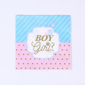 Détail d'une serviette en papier gender reveal avec texte doré Boy or Girl et pois