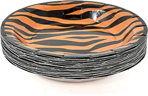 Vue détaillée d'une pile d'assiettes en papier jetables à motif de tigre orange et noir