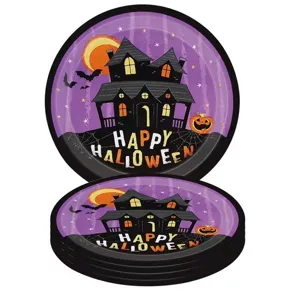 Assiettes en carton d'Halloween avec maison hantée et citrouille