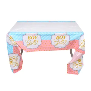 Détail de nappe jetable pour fête de révélation de genre avec imprimé décoratif 'Boy or Girl?'