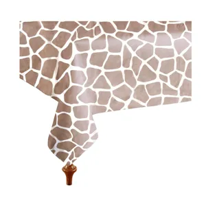 Détail de la texture et du tombé d'une nappe jetable à imprimé girafe pour fête