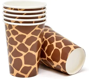 Vue détaillée des gobelets en papier à motif girafe pour fête sur le thème jungle
