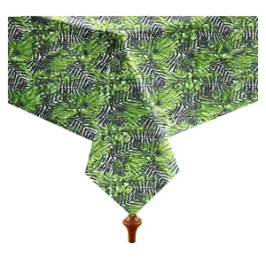 Vue détaillée d'une nappe jetable avec des motifs de feuilles de monstera tropical