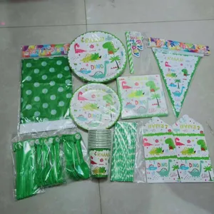 Détail d'un ensemble de fête d'anniversaire dinosaure avec assiettes et couverts
