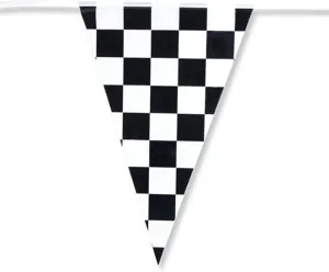 Gros plan détaillé d'un fanion triangulaire à damier noir et blanc pour fête de course.