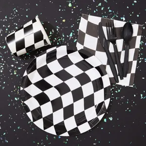 Kit vaisselle de fête thème course avec assiettes à damier et couverts en plastique