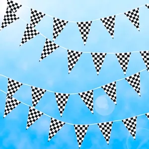 Guirlande de fanions à damier noir et blanc pour décoration de fête de course.