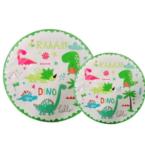 Détail d'assiettes en carton jetables sur le thème des dinosaures pour anniversaire