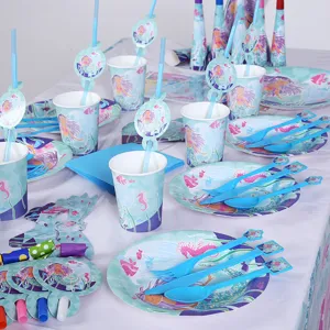 Ensemble complet de vaisselle de fête sirène avec assiettes, gobelets et couverts.