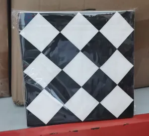 Détail de serviettes en papier à carreaux noirs et blancs sous emballage plastique