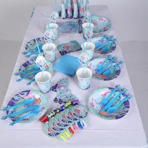 Set de vaisselle de fête sirène comprenant diverses assiettes, tasses et serviettes
