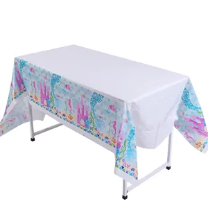 Vue latérale montrant les motifs de sirène et de château sur une nappe blanche jetable