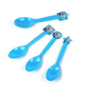 Détail de cuillères de fête sirène en plastique bleu avec des embouts décoratifs variés