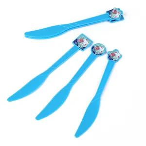 Détail de couteaux en plastique bleus sur le thème sirène pour fêtes d'enfants.