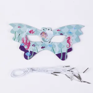 Vue détaillée du masque de fête sirène en papier avec des élastiques blancs pour enfants