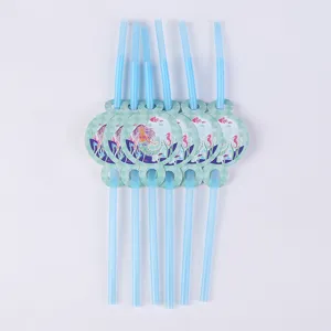 Vue détaillée des pailles sirène bleues pour la décoration d'anniversaire enfant