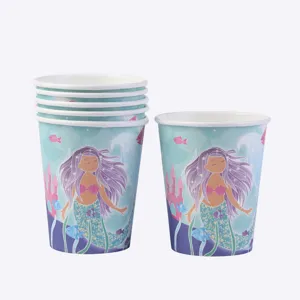 Vue détaillée de gobelets en papier jetables avec des motifs de fête de sirène féerique