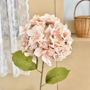 Detailansicht einer vintage künstlichen Hortensie in Rosa für die Heimdekoration.