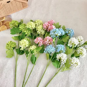 Detail van hoogwaardige kunstmatige 5-koppige hortensia sneeuwbalbloemen voor trouw