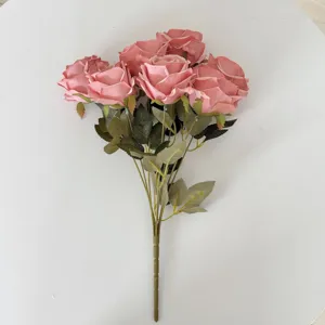 Gros plan d'un bouquet de 7 roses artificielles roses au style de peinture à l'huile