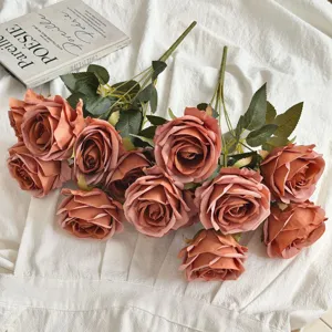 Vue détaillée de roses artificielles terre cuite avec pétales de soie réalistes