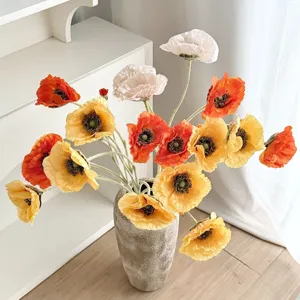 Flores de amapola artificiales flocadas en naranja y amarillo en un jarrón rústico