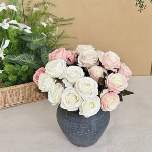 Détail de roses Corolla multicolores dans un vase texturé pour la décoration de maison.