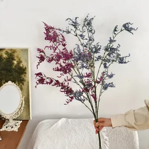 Vista detallada de flores de estátice artificiales moradas y azules para la decoración