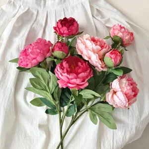 Vista dettagliata di eleganti peonie artificiali rosa con petali lussureggianti