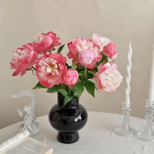 Detailansicht realistischer rosa 3-Kopf Pfingstrosen-Kunstblumen in einer schwarzen Vase