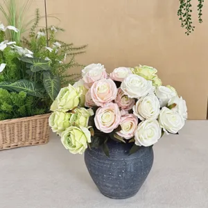 Bouquet de roses artificielles style peinture à l'huile dans un vase rustique maison