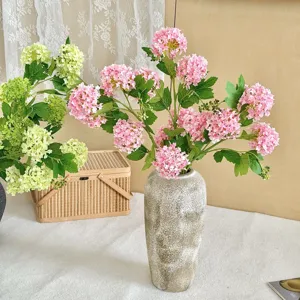 Kunstmatige 5-koppige roze en groene hortensia sneeuwbalbloemen in een hoge keramische vaas