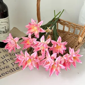Close-up van roze Kirin cactus kunstbloemen van hoge kwaliteit in een rieten mand.
