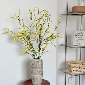 Detailweergave van geel kunstmatig rijstgras in een vaas voor interieurdecoratie