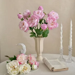 Elegante künstliche rosa und weiße Pfingstrosen in Vase für nordische Wohnzimmerdekoration