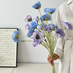 Detalle de amapolas azules artificiales de 5 cabezas con tallos aterciopelados