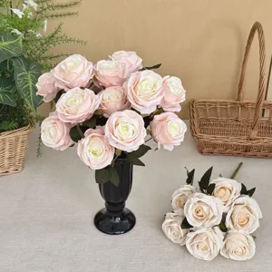 Roses artificielles réalistes à 7 têtes style peinture à l'huile dans un vase noir
