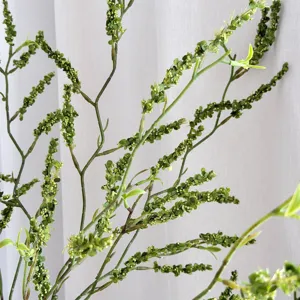 Macrodetail van kunstmatige rijstgrasbloemen met een realistische bladtextuur.