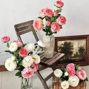 Lussureggiante bouquet di peonie artificiali in un ambiente di decorazione vintage