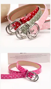 Vue détaillée de ceintures étroites à pois pour femmes avec des boucles argentées chic